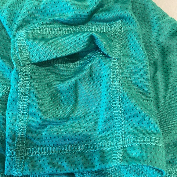 Women’s lululemon green athletic shirt . Fits size 2. - Picture 3 of 4